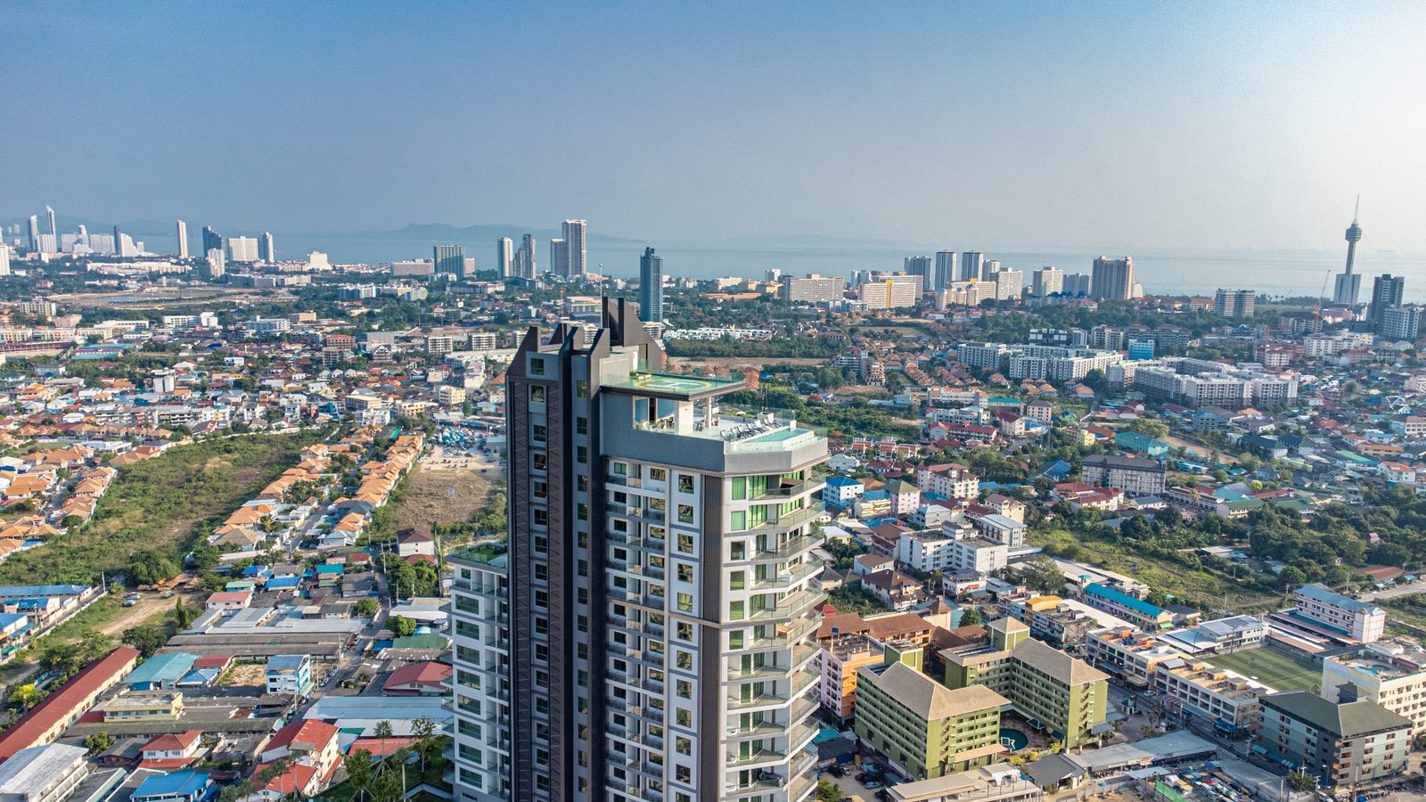 ตัวอาคาร 47 ชั้นกับวิวเมืองพัทยาและอ่าวพัทยา